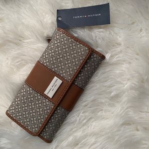Tommy Hilfiger Trifold Wallet